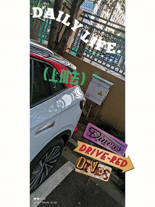 答:爱玛礼想N385的续航里程因具体使用条件而异,但一般情况下,其单次充电续航里程可达到80-100公里左右,完全能够满足日常通勤及短途出游的需求,实际续航里程还会受到路况、载重、驾驶习惯等多种因素的影响。