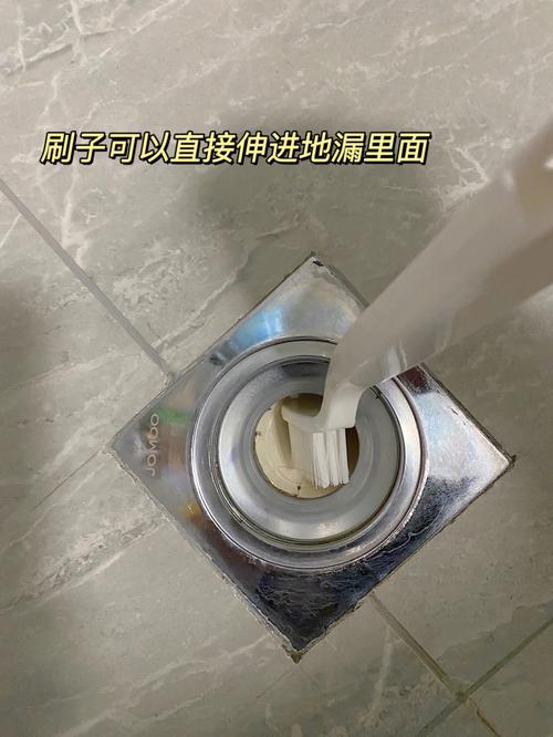 在风扇被取下后,你可以使用刷子等工具清理其上的灰尘和污垢,也可以检查并清理主板上的其他灰尘区域,如果需要,可以在散热片上重新涂抹一层硅胶以增强散热效果,清理完毕后,按照拆卸顺序的反方向将所有组件重新安装回笔记本中,装上电池并开机测试,确保一切功能正常。