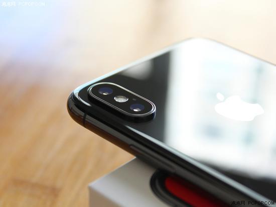 为了提升拍照效果,iPhone 6采用了更大尺寸的摄像头模组,但这也导致了摄像头部分凸起于机身之外,这一设计虽然在一定程度上提升了拍照性能,但却牺牲了整体的美观性,不少用户反映,这样的设计不仅容易刮花摄像头,还影响了手机的平放稳定性。