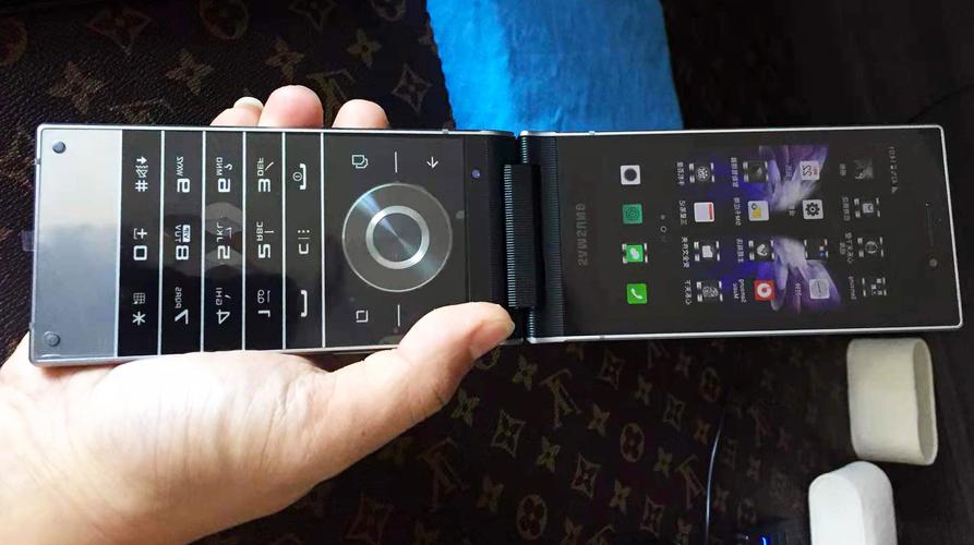 答:三星W689采用了高品质的金属材质和精密的制造工艺,翻盖部分经过特殊设计,具有较高的耐用性和稳定性,正常使用情况下,翻盖不易损坏,为了延长手机的使用寿命,建议用户在使用时注意避免过度用力或摔落等意外情况。