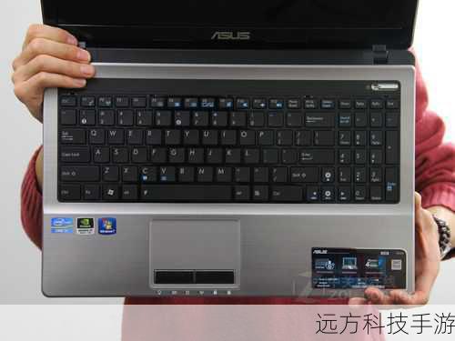 华硕A450E47JF-SL在外观设计上采用了简约而不失时尚的风格,机身整体以黑色为主色调,给人一种沉稳大气的感觉,顶盖采用了成熟的膜内漾印工艺,表面光泽度表现出色,经过特殊处理后并不容易留下指纹痕迹,顶盖上的细密点状纹路设计,不仅提升了整机的精致感,还使得整机在远处观察时更加时尚,机身线条流畅,边角处理得恰到好处,既保证了美观性,又兼顾了实用性,机身尺寸约为34.8 x 24.1 x 2.48 ~ 3.17 cm,重量约为2.3Kg,这样的尺寸和重量使得华硕A450E47JF-SL在便携性方面表现出色,无论是日常携带还是出差旅行,都能轻松应对。