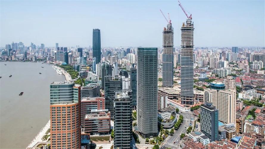 建筑布局:合理规划建筑位置,确保关键建筑如星港、星门等的安全,同时利用建筑提供防御或辅助功能,如设置炮台、建立基地防御体系。