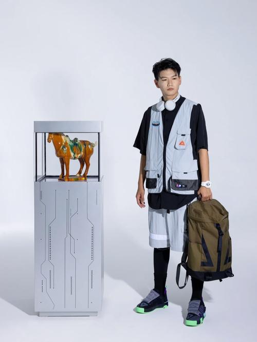 副系选择:启迪,启迪系中的启明之佑可以为滑板鞋提供额外的移动速度加成,配合其被动技能“滑行”,可以在团战中迅速调整位置,寻找最佳输出角度;而时间扭曲补药则能提升其线上回复能力,保证其在换血时的生存能力。