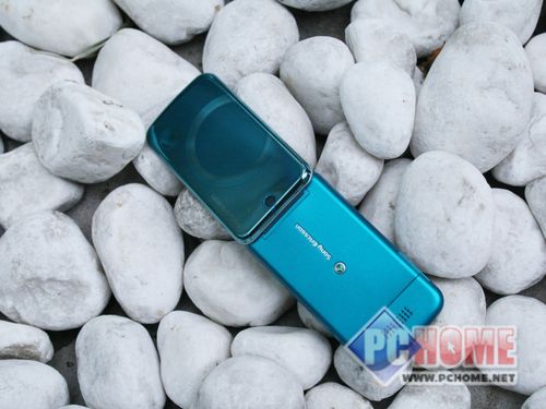 在娱乐方面,索尼爱立信T707同样表现出色,它内置了一颗320万像素的CMOS摄像头,支持数码变焦和白平衡设置,虽然不支持自动对焦,但在当时已经算是相当不错的配置了,T707还支持有声视频拍摄,让用户能够轻松记录生活中的美好瞬间,音乐播放方面,T707支持MP3/AAC等格式的音乐播放,内置FM收音机,并具备飞行模式、唱片封面显示、MegaBass低音增强、曲目识别以及立体声蓝牙传输等功能,为用户带来沉浸式的音乐体验。