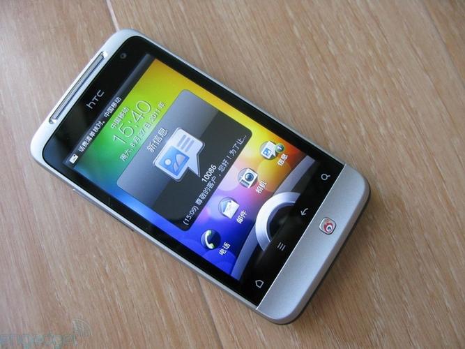 屏幕是手机与用户交互的重要界面,HTC X715e采用了一块4.3英寸的SLCD屏幕,分辨率为540x960像素(qHD),色彩鲜艳、显示效果出色,而苹果iPhone6则配备了一块4.7英寸的Retina HD屏幕,分辨率为1334x750像素,像素密度高达326ppi,显示效果更加细腻、逼真,在屏幕显示方面,苹果iPhone6无疑更胜一筹,为用户带来了更加震撼的视觉体验。