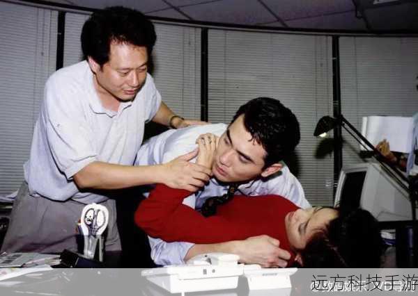 从另一个角度来看,这也反映了电影行业对于现实题材的不断探索和创新,不再局限于传统的超级英雄故事模式,而是尝试将现实生活中的复杂问题融入到影片中,使观众在享受视觉盛宴的同时,也能引发深刻的思考。