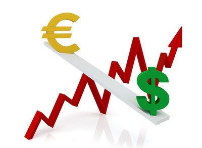 回答：评估风险时，重点考虑汇率波动、交易延迟、支付失败的可能性、以及潜在的手续费和年费，确保选择的收款方式具备良好的安全保障措施，比如欺诈检测功能和客户服务支持，以应对可能的风险。