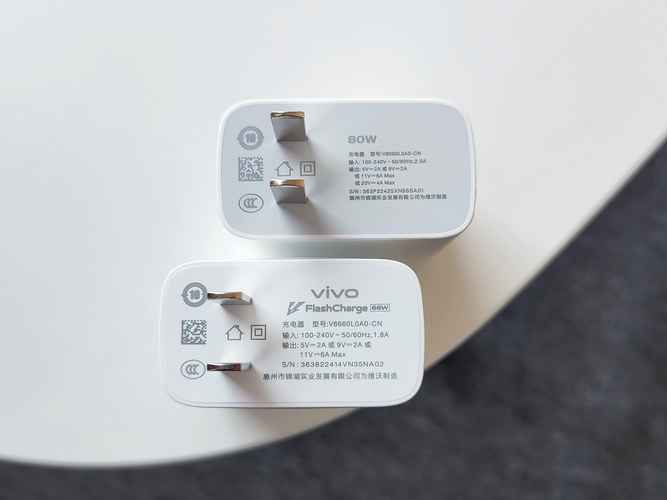 续航方面，M1L内置了一块4080mAh的大电池，支持QC3.0快速充电技术，最高可达24W功率输入，实现了“充电5分钟，通话近4小时”的出色表现，即使在重度使用下，也能保证一整天的电量需求。