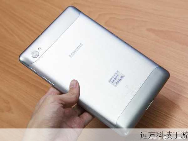 三星P6800平板电脑以其出色的便携性赢得了市场的广泛赞誉,这款平板采用了7.7英寸的Super AMOLED Plus屏幕,不仅保证了视觉效果的细腻与艳丽,还兼顾了便携性,机身尺寸仅为196.7×133×7.8mm,重量更是控制在了340g,这样的设计使得P6800无论是放在口袋里还是包里都显得轻松自如,成为用户出行时的理想伴侣,尤为值得一提的是,P6800的7.8mm超薄机身设计,在当时更是突破了8mm大关,成为市场上首款如此纤薄的平板电脑,这一设计不仅展现了三星在工业设计上的精湛技艺,也极大地提升了用户的携带体验,无论是商务出行还是休闲娱乐,P6800都能轻松应对,让用户随时随地享受科技带来的便利。