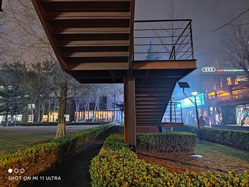 - 小米11 Ultra的拍照能力非常出色,尤其是在夜景拍摄和长焦拍摄方面,其三摄系统配合强大的算法优化,能够捕捉到清晰、细节丰富的照片,适合摄影爱好者和专业用户。