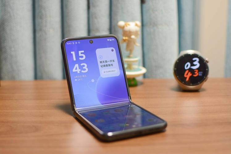 问题三:moto razr 50 Ultra的影像系统有哪些亮点?