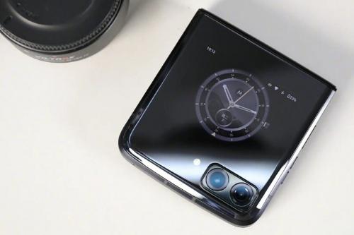 moto razr 50 Ultra的影像系统搭载了后置双主摄系统,包括一颗5000万像素的主摄和一颗5000万像素的长焦镜头,主摄支持OIS光学防抖功能,能够在拍摄过程中有效减少抖动带来的模糊问题;长焦镜头则支持2X光学变焦和30倍数码变焦功能,为用户提供了更多的拍摄选择,该手机还引入了moto影像大脑和AI原画引擎架构等先进技术,能够更好地还原自然色彩、强化画面层次、提高成片率等,这些亮点使得moto raz