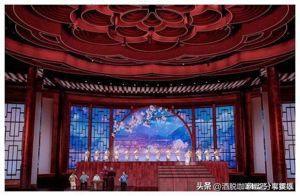 晚会还巧妙地将传统文化与现代科技相结合,通过高科技手段展现中华文化的博大精深,利用AR技术将传统戏曲与现代舞蹈相融合,创造出令人震撼的视觉效果;还邀请了非物质文化遗产传承人现场展示传统技艺,让观众近距离感受中华文化的魅力。