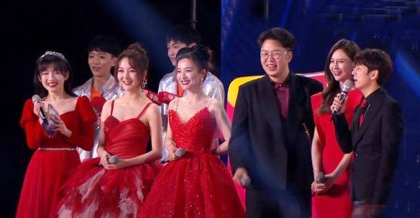湖南卫视元宵喜乐会由何炅、谢娜、李维嘉、杜海涛、沈梦辰、靳梦佳等知名主持人担纲,他们凭借幽默风趣的主持风格赢得了观众的喜爱,在晚会上,他们不仅负责串联节目,还亲自参与表演,为观众带来了不少惊喜。
