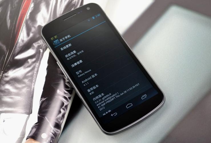 Galaxy Nexus的曲面屏幕设计在当时具有里程碑式的意义,它不仅提升了手机的外观美感,还带来了更加舒适的握持手感,更重要的是,曲面屏幕设计预示着未来智能手机形态的发展方向,为后来的曲面屏、折叠屏等创新设计奠定了基础,可以说,Galaxy Nexus的曲面屏幕设计是智能手机设计史上的一次重要尝试和突破。
