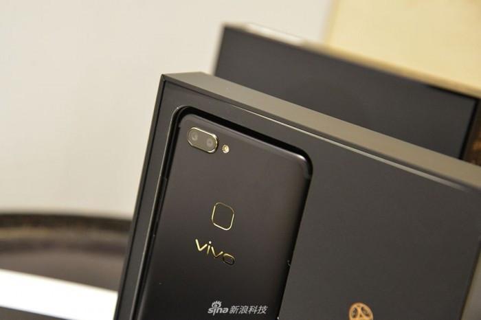 vivo X20黑金旗舰版采用了Super AMOLED屏幕材质,这种屏幕材质具有色彩鲜艳、对比度高、可视角度广等优点,能够为用户带来更加出色的显示效果和视觉体验。