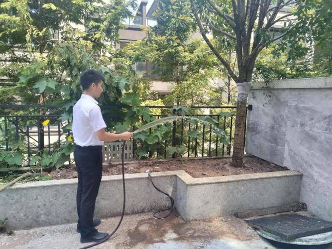答:如果您的容声冰箱在保修期内出现故障,您可以直接拨打官方统一客服热线400-809-9999进行报修,在报修时,请提供您的购买凭证和冰箱型号等信息,以便客服人员为您安排维修服务,如果故障属于保修范围内的问题,您将享受到免费的维修服务。