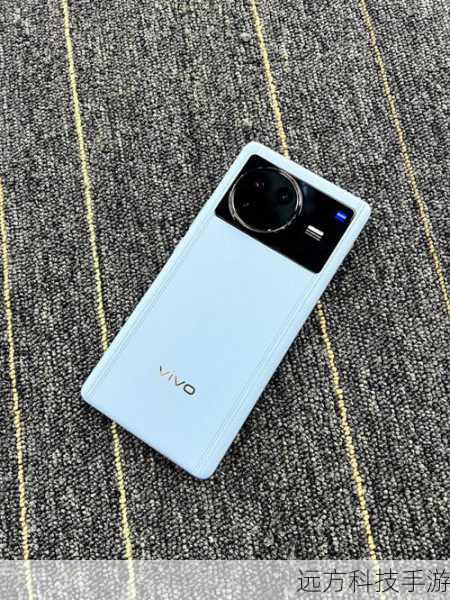 vivo X Note的外观设计同样令人赞叹不已，它融合了现代科技与古典美学的精髓，机身线条流畅而富有张力，每一次握持都是对品质生活的致敬，最新vivo X Note的图片中，我们可以看到其背部采用了独特的材质与工艺处理，不仅手感细腻，更在光线的照射下展现出迷人的光影效果，每一次转动都仿佛有光影在指尖跳跃，让人爱不释手。
