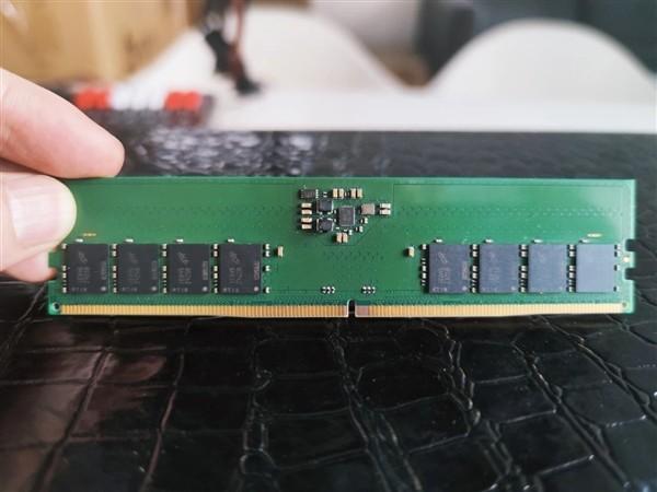 内存:32GB DDR5
