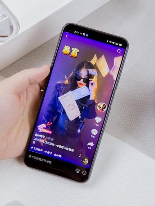 拍照功能是现代智能手机不可或缺的一部分，OPPO K7x后置四摄系统，包括一颗4800万像素的主摄像头，配合多颗辅助摄像头，无论是广角、微距还是人像拍摄，都能轻松应对，而vivo Y30则采用了后置三摄设计，主摄像头为1300万像素，虽然像素数不如OPPO K7x，但在日常拍摄中也足以满足大部分用户的需求，两款手机都支持多种拍照模式和视频录制功能，让用户能够轻松捕捉生活中的美好瞬间。