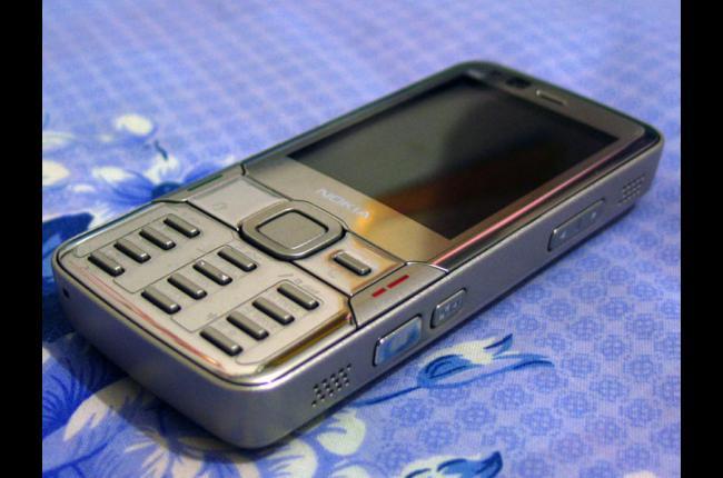 诺基亚N82:N82则搭载了OMAP2420单核处理器,主频为290MHz,虽然与P6相比在性能上有所逊色,但在当时已是相当强劲的配置,系统方面,N82运行的是Symbian9.2操作系统和S60第三版FP1软件平台,操作流畅,稳定性强,存储方面,N82内置了100MB的存储空间,并支持MicroSD卡扩展,最大同样可支持32GB,电池方面,N82配备了一块BP-6MT 1050mAh的锂离子电池,续航能力在当时也是相当出色的。