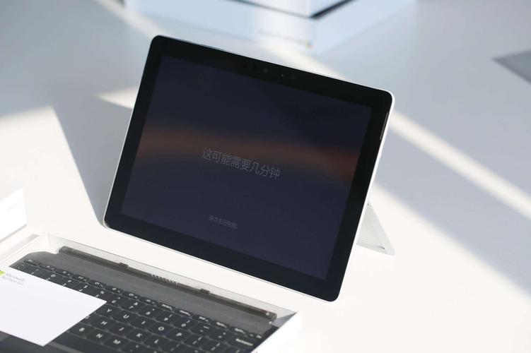 A1：微软Surface 2(32G)凭借其轻盈便携的机身、高清触控屏以及强大的性能，非常适合需要经常移动办公的商务人士、学生群体以及追求高效生活的创意工作者，无论是日常办公、学习娱乐，还是进行轻度的图形设计、视频剪辑等工作，它都能满足你的需求。