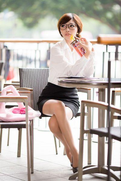 在玩法上,玩家需要通过与美女们的互动,了解她们的内心世界,做出各种选择来推动剧情的发展,这些选择不仅会影响与美女们的关系,还可能决定游戏的最终结局,这种高度自由的玩法让玩家可以根据自己的喜好和策略来进行游戏,增加了游戏的可玩性和趣味性。