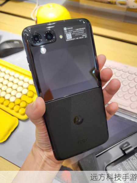 MOTO里程碑4:这款手机以其独特的侧滑盖设计脱颖而出,不仅保留了摩托罗拉经典的QWERTY全键盘,还赋予了手机更加时尚的外观,机身线条流畅,采用类似菱形的造型设计,使得整只手机看起来如同跑车一般,充满流线质感,磨砂PVC材质的背壳不仅手感极佳,还更加耐磨耐脏。