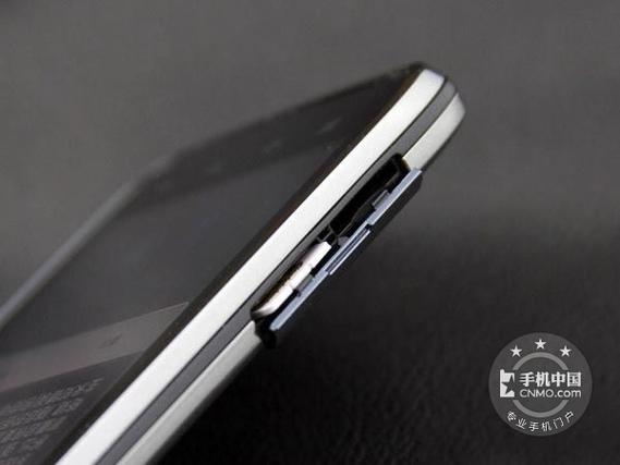 MOTO刀锋XT928:则配备了一块4.5英寸、分辨率为1280x720像素的SLCD材质屏幕,ppi达到了326,精细度极高,几乎可以媲美视网膜屏幕,无论是浏览网页、观看视频还是玩游戏,都能带来极佳的视觉体验。