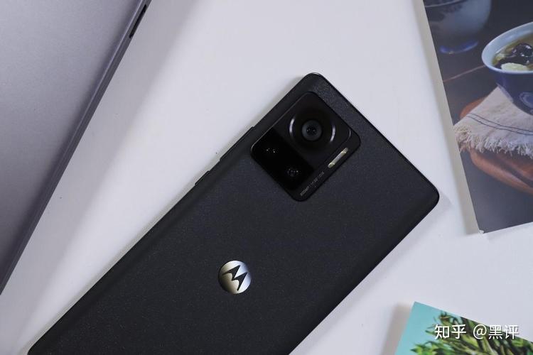 MOTO里程碑4:配备了800万像素的主摄像头和130万像素的前置摄像头,支持最大3264×2488分辨率照片拍摄,同时还具备数码变焦和场景模式功能,虽然没有闪光灯和触控对焦,但在光线良好的环境下,拍照效果依然可圈可点。