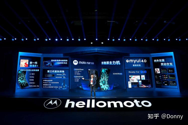 MOTO刀锋XT928:则搭载了更为强大的1300万像素主摄像头,并配备了双LED闪光灯,支持720p/1080P全高清视频录像,在光线较好的室外环境下,XT928的相机表现尤为出色,无论是色彩还原还是细节捕捉都堪称一流。
