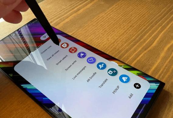 系统方面,两款手机均搭载了Android系统(里程碑4为Android 2.3.5,XT928为Android 2.3.6),并具备摩托罗拉特色的Blur UI界面,不过,XT928预计可以升级到Android 4.0系统,而里程碑4则可能受限于硬件条件,升级空间相对较小。