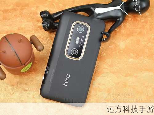 从外观设计上来看,HTC EVO 3D和HTC EVO 4G都采用了直板设计,整体风格简约而不失大气,HTC EVO 3D的机身尺寸为126×65×12.05mm,重量为170g,虽然相对于小屏幕手机略显厚重,但金属外壳带来的手感却非常出色,其背面设计尤为独特,斜纹式的设计搭配鲜艳的红色圆圈,包裹着两个可以拍摄3D影像的摄像头,让人一眼就能感受到它的与众不同。