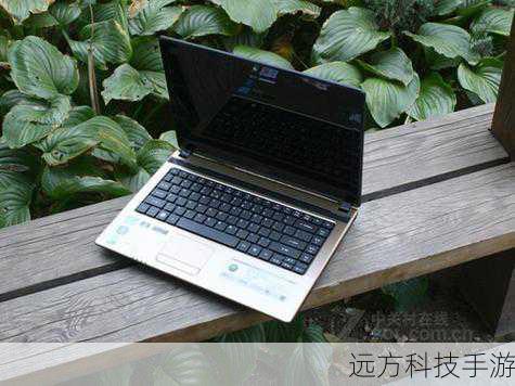 宏基4752g采用了时尚靓丽的钢琴烤漆外壳,搭配动感十足的“水波纹理”设计,让整机在视觉上更加灵动与活泼,边缘设计圆滑流畅,不仅提升了握持手感,也赋予了产品更高的辨识度,宏基4752g还搭载了宏碁标准的浮萍式键盘,按键手感舒适,打字体验极佳,这种将炫酷美学与实用功能完美融合的设计理念,让宏基4752g在众多笔记本中脱颖而出。