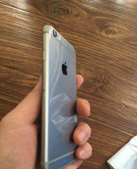 答:购买二手iPhone 4时,首先要检查手机的外观是否有明显的损坏或划痕,这会影响手机的整体价值和使用体验,要确认手机的序列号是否真实有效,可以通过苹果官网查询该序列号对应的设备信息,还要检查手机的各项功能是否正常,包括屏幕显示、触摸操作、摄像头、扬声器等,建议与卖家协商好售后服务事宜,确保在购买后遇到问题时能够得到及时解决。