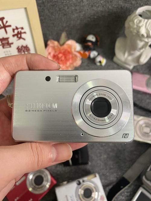 在拍照方面,C5-03内置了一个500万像素的摄像头,支持4倍数码变焦,虽然不支持自动对焦和LED补光灯,但在光线充足的环境下拍摄出的照片依然清晰可辨,它还支持多种拍摄模式和照片特效,让用户能够轻松拍出满意的照片。