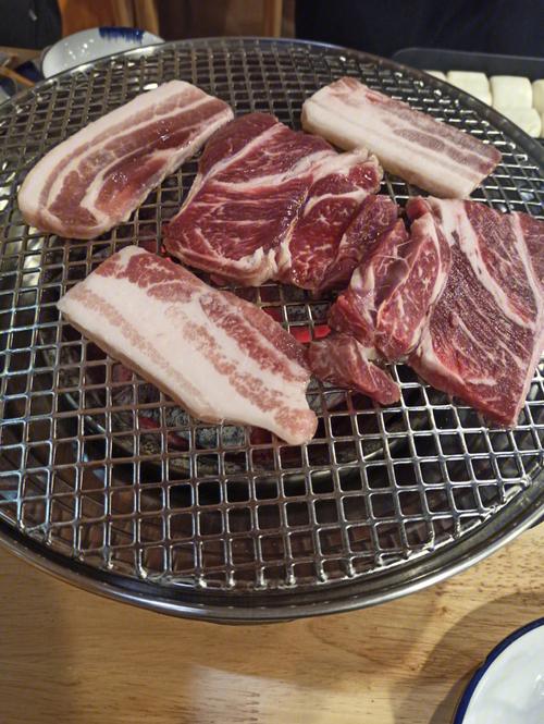 答:烤五花肉在韩国能卖到 26 元一片,可能是由于多种因素导致的,如食材成本上升、店铺租金较高、市场需求大而供应相对较少等,都可能使得商家提高价格以维持利润,也可能存在一些商家为了追求高额利润而故意抬高价格的情况,不同地区、不同餐厅的定位和品质也会对价格产生影响,有些餐厅可能注重提供高品质的食材和优质的服务,因此价格相对较高,烤五花肉的价格受到多种因素的综合影响。