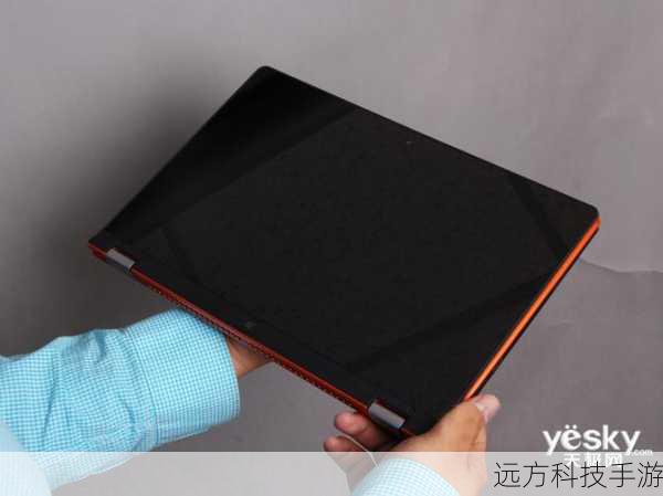 初见联想Yoga11S-ITH(皓月银),最吸引人的莫过于它那如月光般柔和的银色机身,皓月银的配色,不仅赋予了它高贵典雅的气质,更在不经意间流露出一种低调的奢华感,机身线条流畅,边角处理得恰到好处,既保证了握持的舒适度,又彰显了设计的精致感,翻转屏的设计更是点睛之笔,360度自由翻转,无论是传统笔记本模式、站立模式、帐篷模式还是平板模式,都能轻松应对,满足你多样化的使用需求。