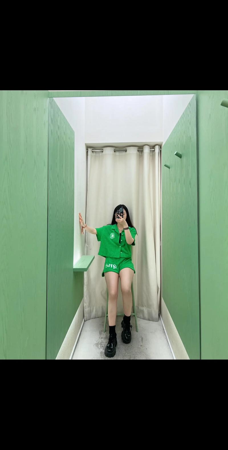 - 重新审视周围的环境,可能有提示或线索被忽视,或者尝试从不同角度思考问题,如果实在无法解决,可以查阅攻略或等待游戏内的提示逐步指引。
