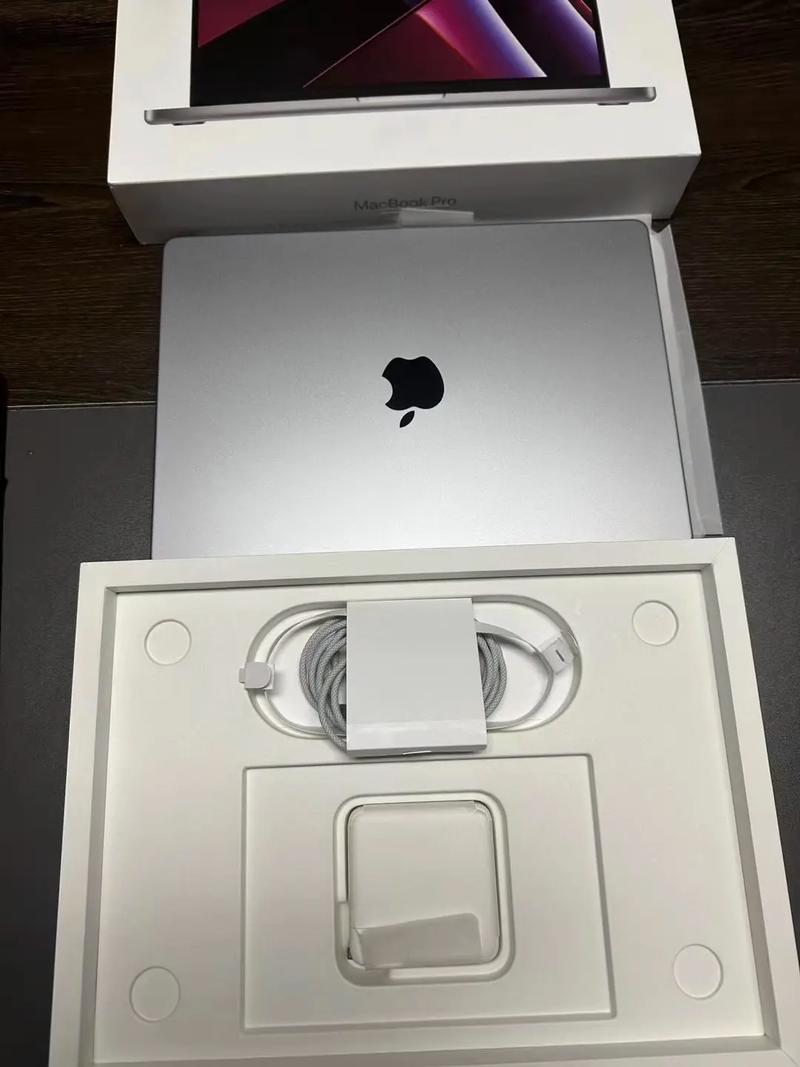 Q: 我看到有些苹果笔记本型号后面跟着“Retina”字样,这是什么意思?