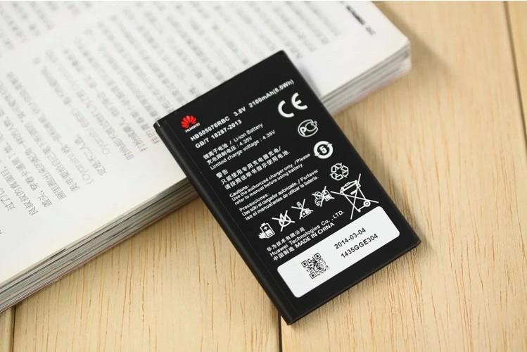 A：华为C8812内置了一块1350mAh的电池，在正常使用情况下能够满足用户一天的基本需求，但需要注意的是，由于电池技术的不断进步和用户使用习惯的不同，实际续航时间可能会有所差异，如果用户对续航有较高要求的话，建议考虑购买电池容量更大的手机或携带移动电源以备不时之需。