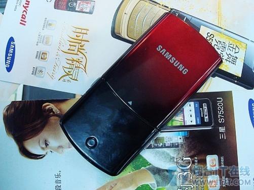 三星S5200C，一款诞生于2009年的手机，以其独特的滑盖设计，在当时的手机市场中独树一帜，机身轻薄小巧，尺寸仅为103.6x48.7x10.9mm，重量不足百克，即便是放在今天，这样的尺寸和重量也足以让许多追求轻便的用户心动，滑盖的设计不仅美观，更带来了一种仪式感，每一次滑动都仿佛在开启一个神秘的世界。