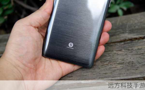 酷派炫影SII在外观设计上可谓下足了功夫，它采用了简洁而不失时尚感的前壳、底壳和电池盖三件式分件设计，整体造型更加轻薄、便携，符合现代人对手机美学的追求，机身四周还采用了金属涂层的包框设计，不仅提升了手机的质感，还带来了更加舒适的握持体验，炫影SII还配备了5.5英寸1080P全高清IPS屏幕，ppi高达403，远超视网膜屏幕标准，无论是观看视频还是浏览图片，都能带来极致的视觉享受。