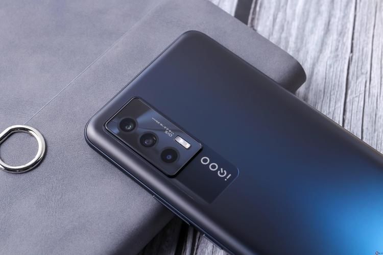 除了外观设计与影像系统外，vivo X3系列的屏幕显示同样令人印象深刻，图片中展示的高清屏幕，不仅色彩饱满、对比度高，还支持多种显示模式，满足不同场景下的观看需求，无论是追剧观影时的沉浸感，还是游戏竞技中的流畅体验，vivo X3系列都能提供出色的视觉享受，其屏幕还具备护眼功能，有效减少蓝光对眼睛的伤害，让用户在享受视觉盛宴的同时，也能保护好自己的双眼。
