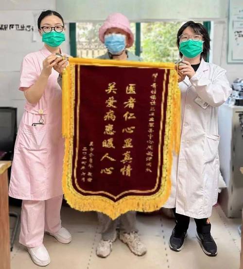 每当您拨通这个电话，背后都有一群训练有素、经验丰富的客服人员在等待着您，他们不仅熟悉飞利浦手机的各种功能和常见问题，还具备高度的责任心和耐心，无论您的问题多么复杂，他们都会耐心倾听、仔细分析，并为您提供最合适的解决方案。