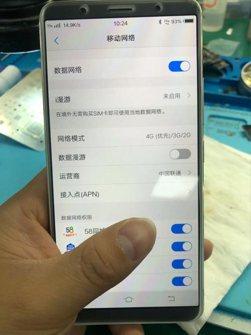 答：如果您的飞利浦手机在保修期内出现故障，首先请确保您已经妥善保管好手机的购买凭证和保修卡，您可以拨打乌鲁木齐飞利浦手机售后服务电话400-886-8001，向客服人员说明情况，根据客服人员的指导，您可以选择将手机送至指定的维修中心进行维修，或者根据具体情况采取其他解决方案。