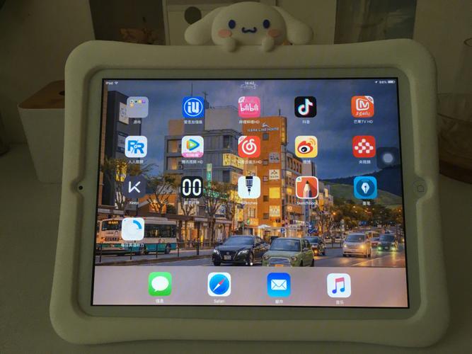 对于预算有限但又追求品质的用户来说,iPad 2无疑是一个性价比极高的选择,它不仅能够满足基本的娱乐、学习需求,还能在一定程度上替代笔记本电脑完成一些轻办公任务,对于家长来说,iPad 2也是一款非常适合孩子的教育工具,通过下载各种教育应用和游戏,可以让孩子在玩乐中学习新知识,培养兴趣爱好。