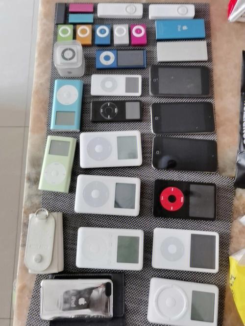 答：苹果iPod 2系列目前的市场报价因成色、配件是否齐全以及销售渠道的不同而有所差异，二手市场的报价在1000元至2000元人民币之间，具体价格还需根据实际情况进行确认。