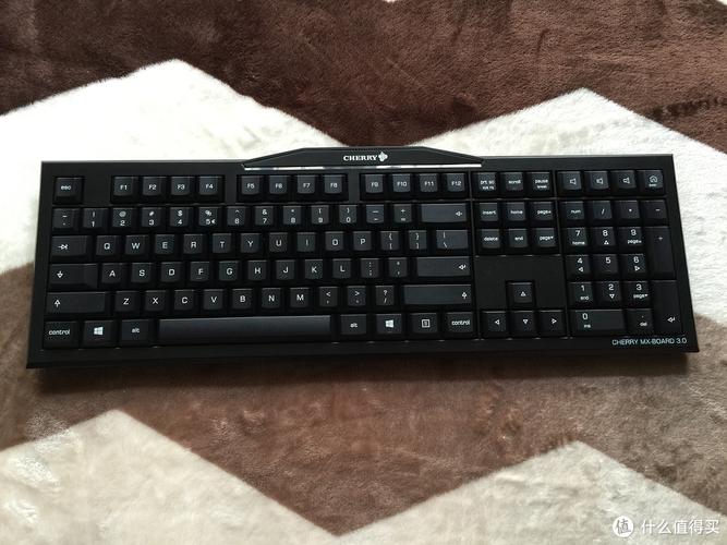 答:技嘉GK-K8000的按键采用了Cherry MX机械黑轴,其按键使用寿命高达六千万次,这意味着即使你是一位重度游戏玩家,也不必担心键盘会提前损坏。