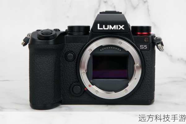 初见佳能S5IS,其流线型的机身设计便让人眼前一亮,黑色与银色的经典搭配,既彰显了专业感又不失时尚气息,握持部分采用了人体工学设计,即便是长时间拍摄也能保持舒适稳定,更令人惊喜的是,尽管内置了强大的长焦镜头,但S5IS依然保持了相对小巧的体型,便于携带至各种拍摄场景,无论是户外探险还是室内静物拍摄,都能轻松应对。